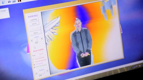 grabación de pantalla de la máquina kirlian registrando el aura cambiante de un hombre según sus sentimientos y estado de ánimo