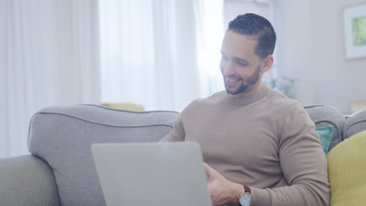 hombre, pareja feliz o mujer con un regalo sorpresa