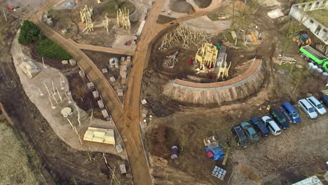 tiro de inclinación aérea sobre personas que trabajan en el paisajismo de un parque y un patio de recreo