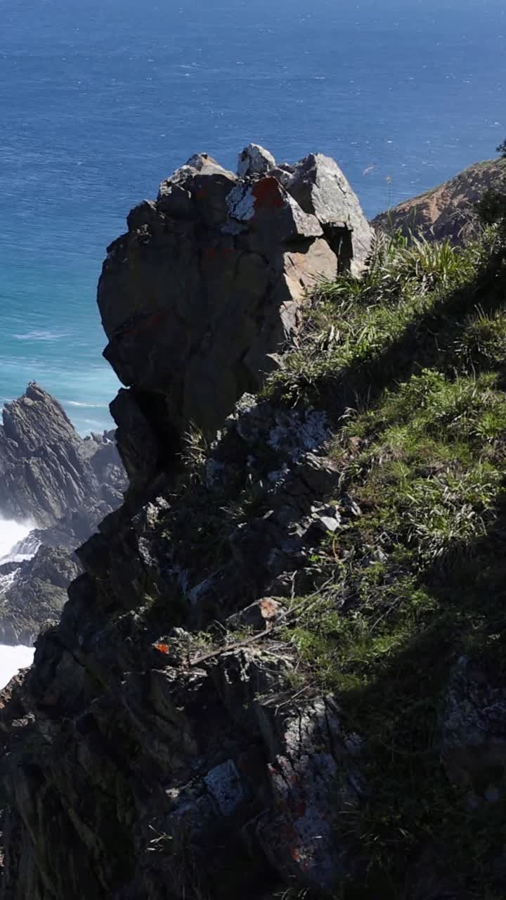 las olas golpean la orilla rocosa con un fuerte chorro