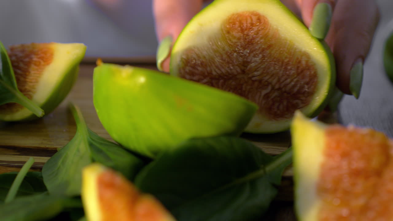 cortando el higo verde por la mitad