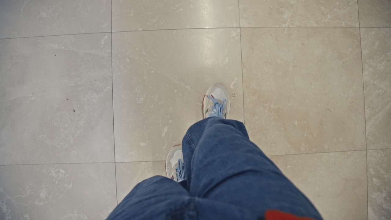 hombre caminando por el camino de mármol