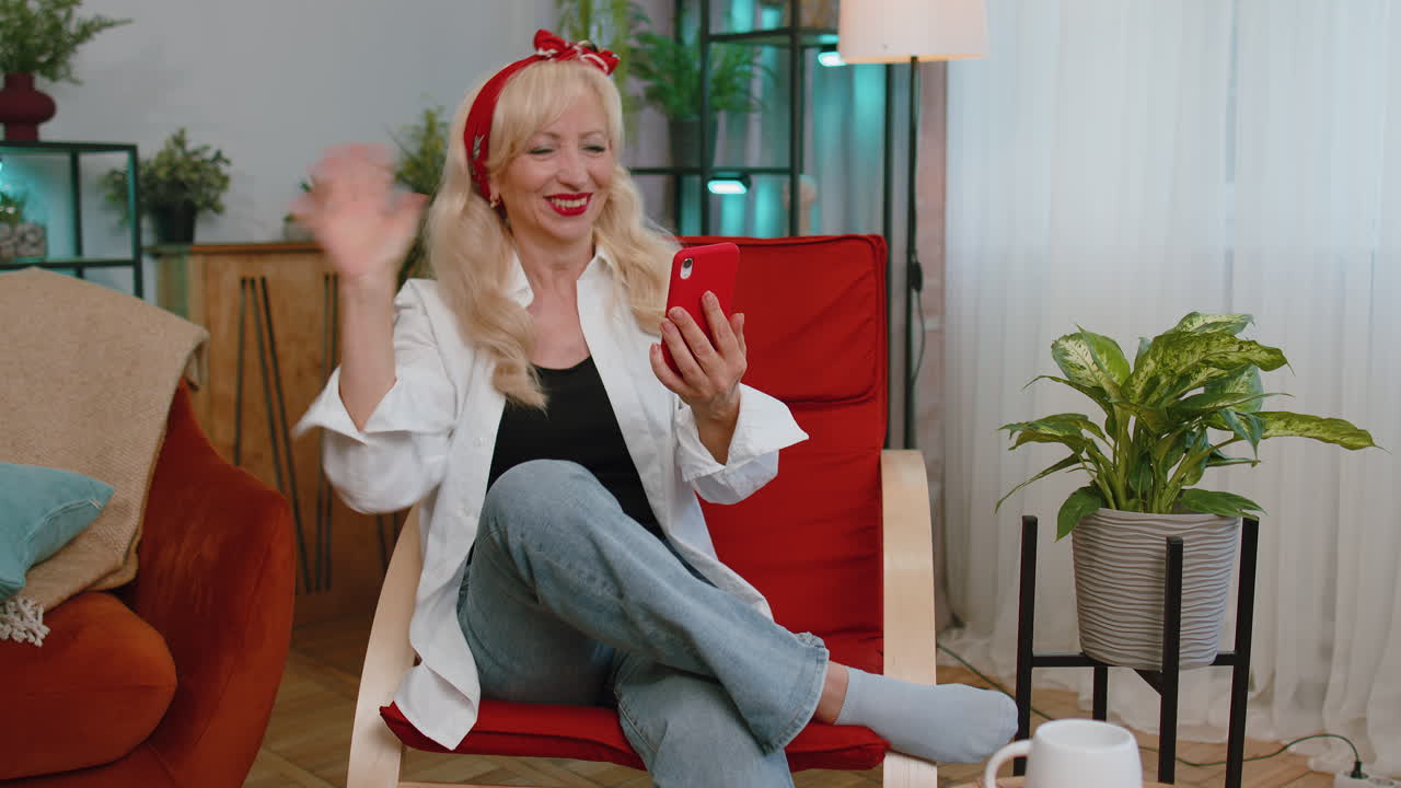 집에서 노인 할머니 스마트폰 사용 타이핑 브라우징, 와우 네 발견 큰 큰 승리를 축하