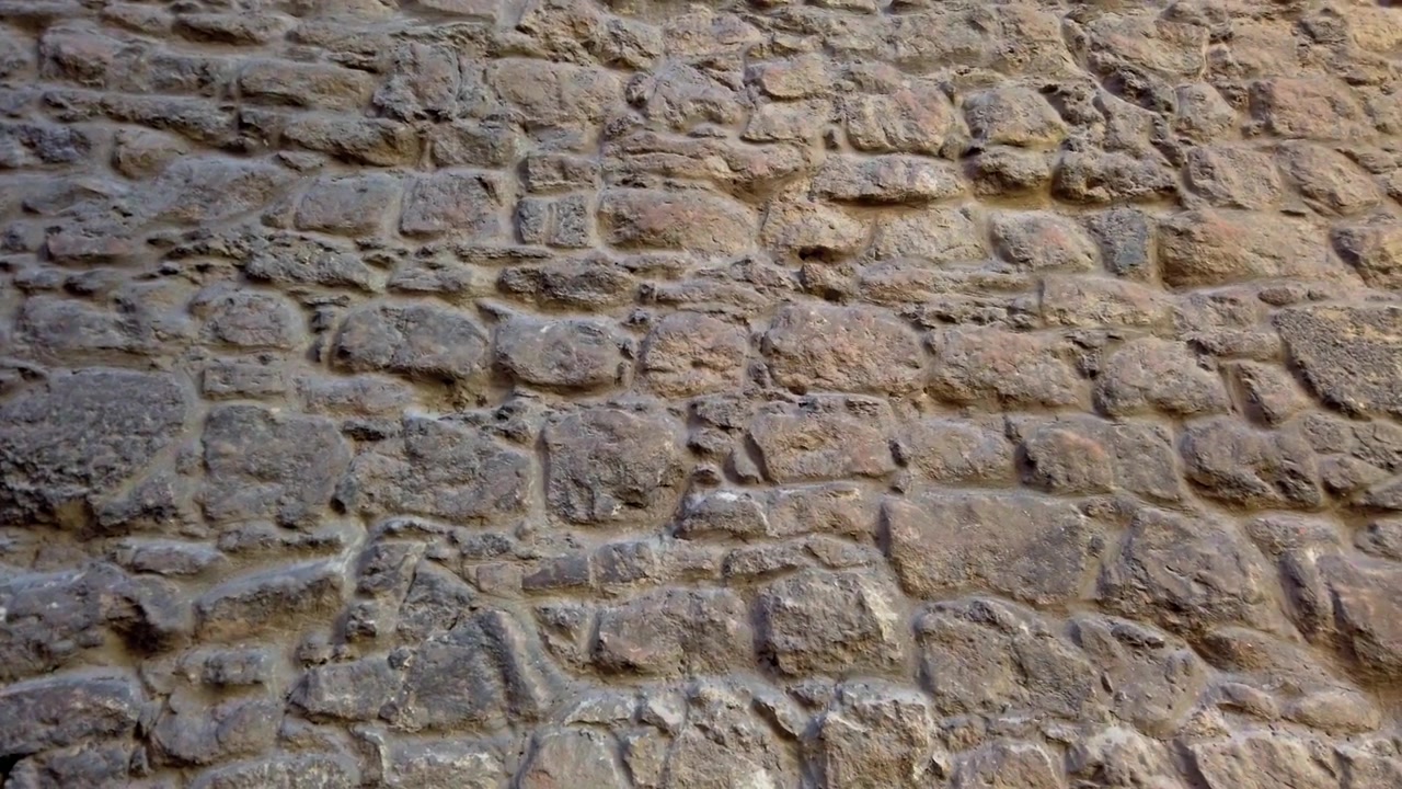 Antico muro medievale in pietra. Un elemento di architettura antica.