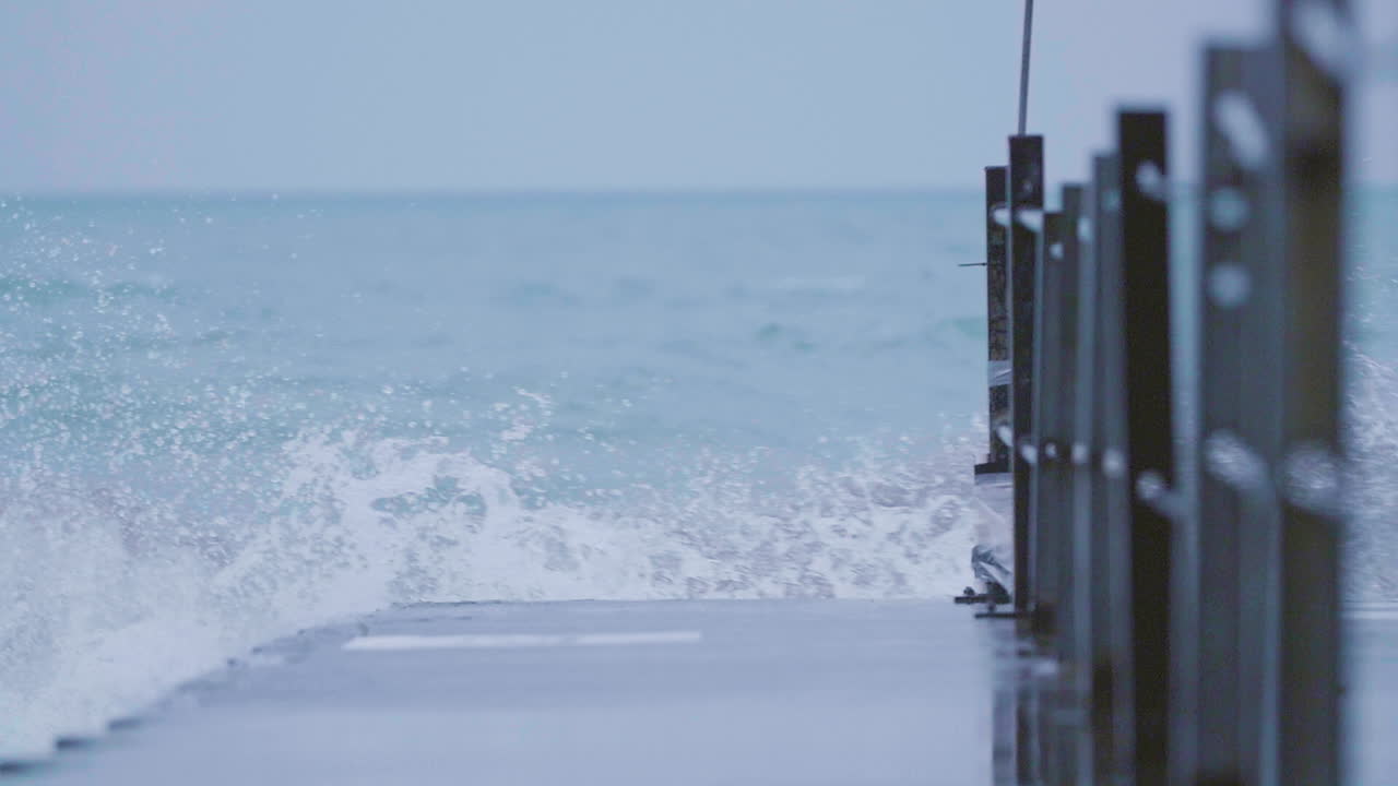 큰 호수에서 부두를 내려다보고