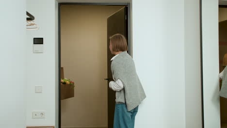mujer recibiendo una caja de verduras