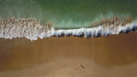 Cinematográfico-Aéreo-Drone-Mirando-Hacia-Abajo-Persona-Parado-En-La-Playa-Impresionante-Agua-Azul-Arena-Dorada-Costa-Mañana-Surf-Enorme-Olas-Vidriosas-Rompiendo-Oleaje-Hermosa-Hossegor-Seignosse-Francia-Biarritz