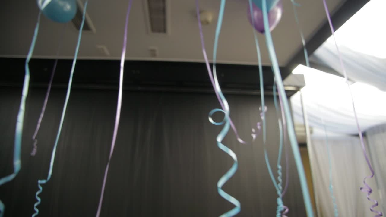 보라색과 파란색 풍선과 리본