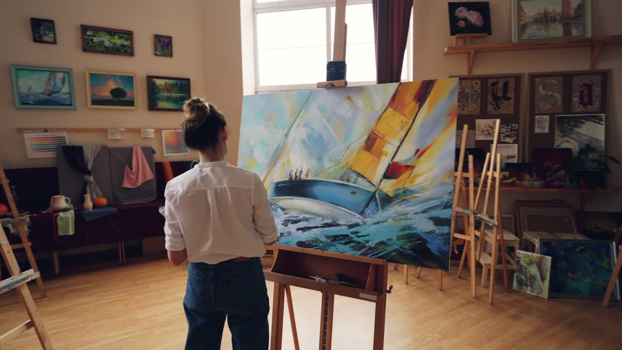 artista mujer pintando en un estudio