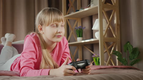 chica rubia juega videojuegos en la consola