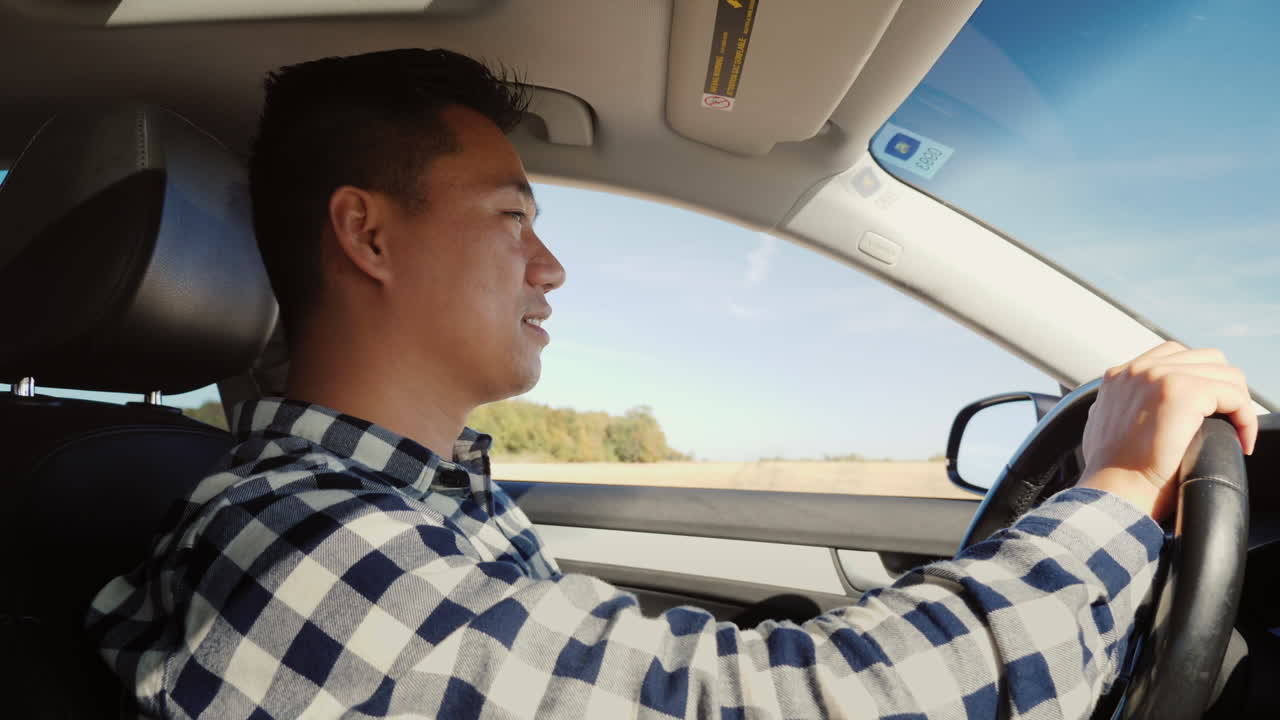 차를 운전하는 아시아 남자