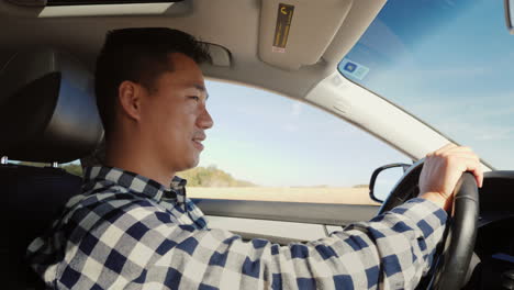 Hombre-Asiático-Conduciendo-Coche