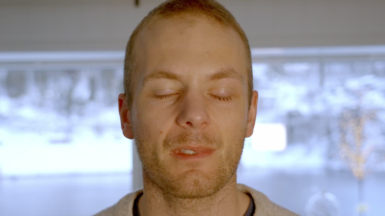 человек с кашлем облегчает симптомы гриппа с помощью назального спрея