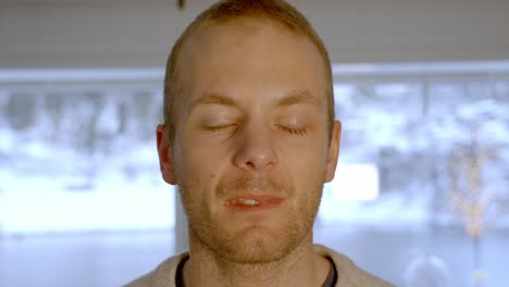el hombre que tosía alivia los síntomas de la gripe con un spray nasal.