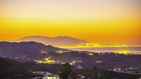 Málaga,-Spanien-Zeitraffer-Übergang-Von-Nacht-Zu-Tag,-Bergregion,-Orangefarbener-Himmel