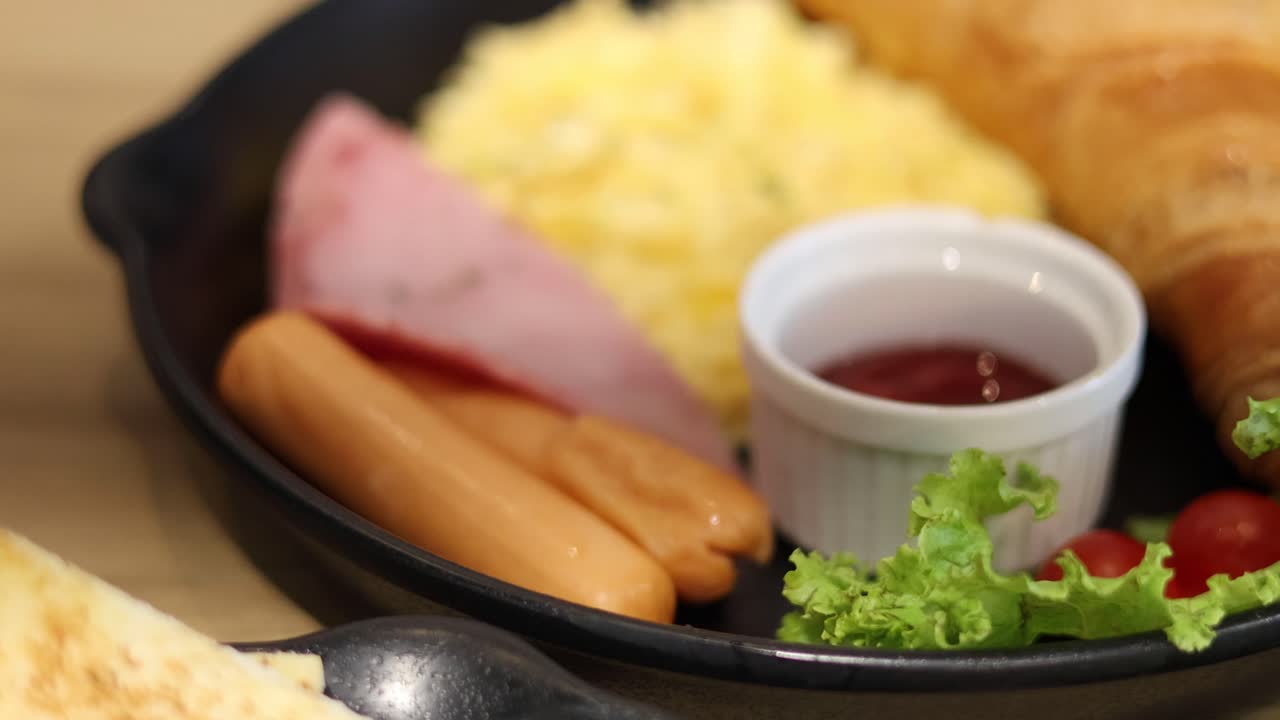 다양한 아침 식사 요리가 아름답게 제시되었습니다.