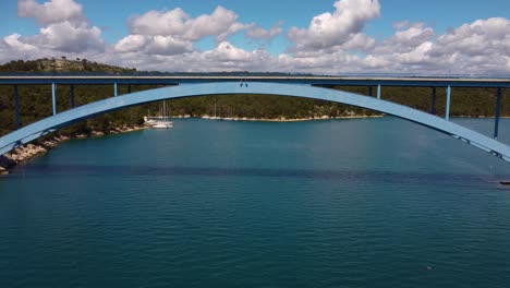 4k tiro de seguimiento rápido, moviéndose bajo el puente de morinje y hacia el área de la bahía