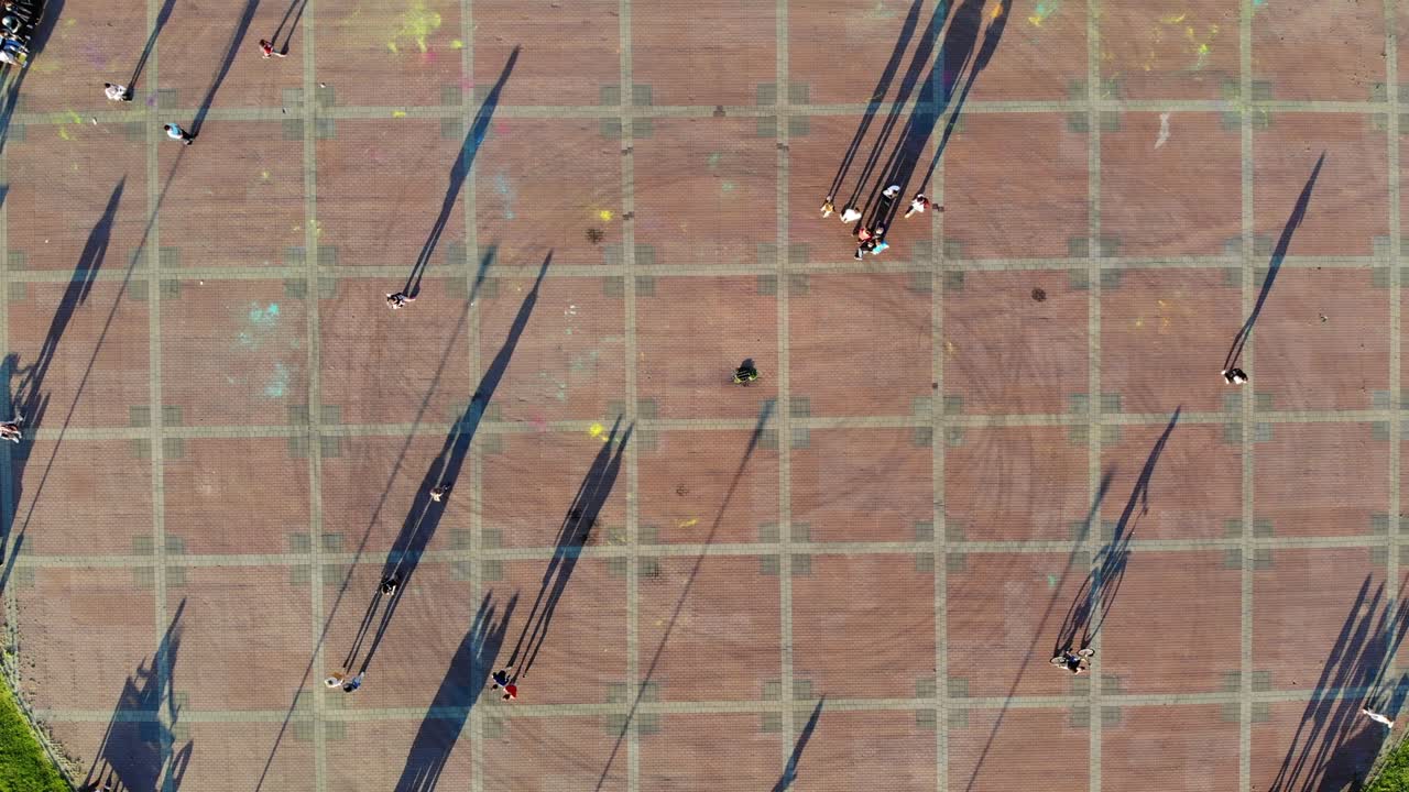 여름의 은 날에 그녀의 사람들에게 걸어가는 지역 위의 드론에 올라