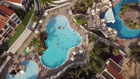 piscina aérea de arriba hacia abajo con gente reunida en ambiente de vibraciones de verano