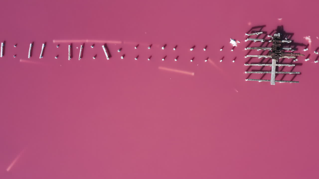 크림반도 사시크-시바쉬에 있는 분홍 호수의 만조 때 보드워크 위로 솟아오르는 멋진 공중 전망