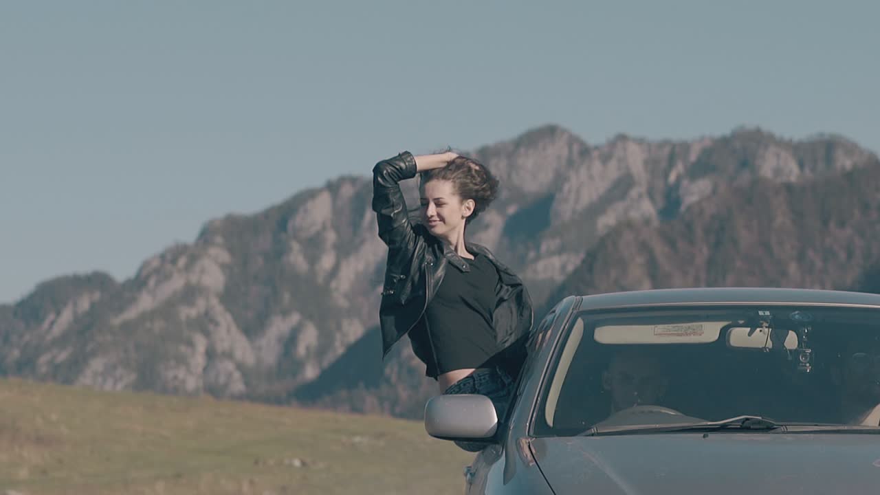 una mujer hermosa disfruta de la vida joven mira al cielo y sonríe.