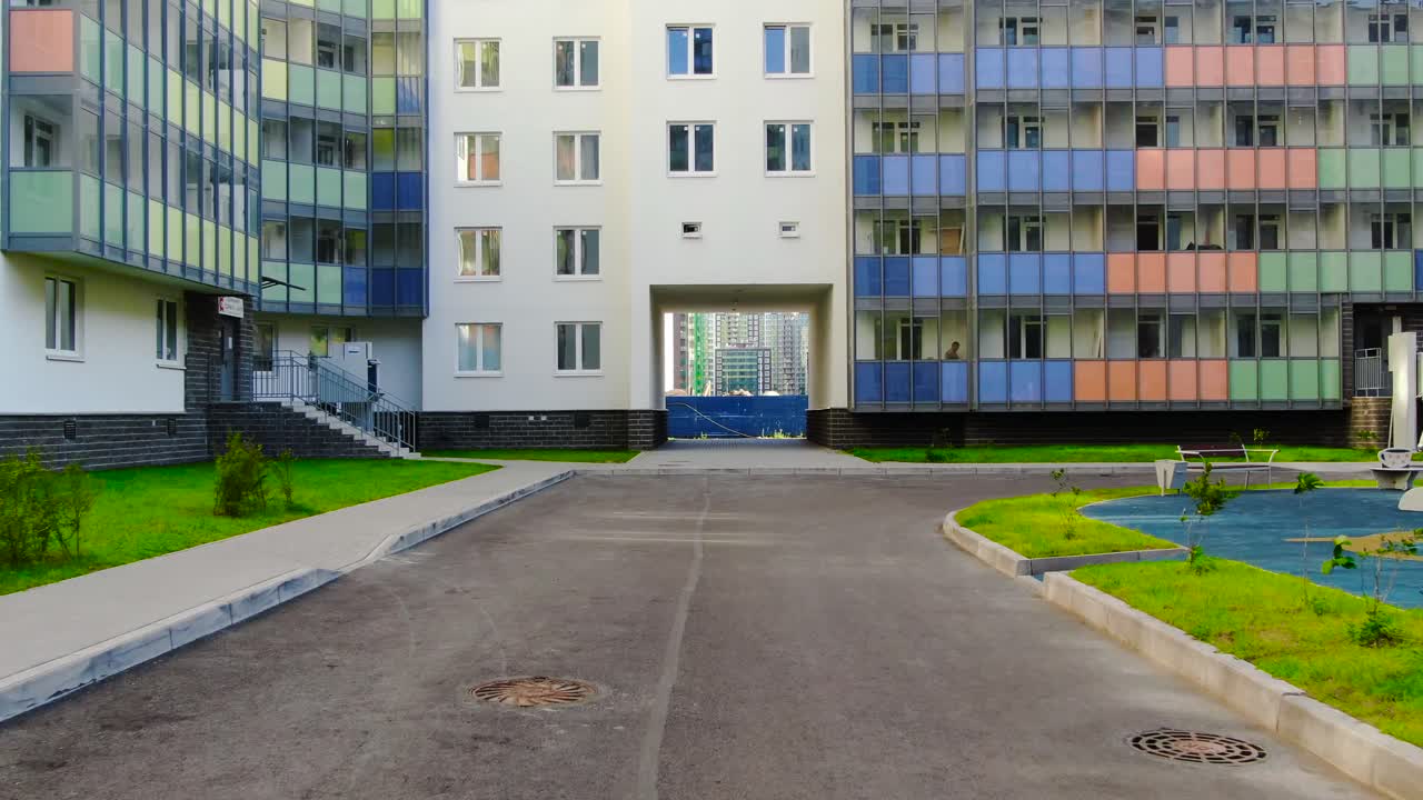 современный жилой комплекс с игровой площадкой