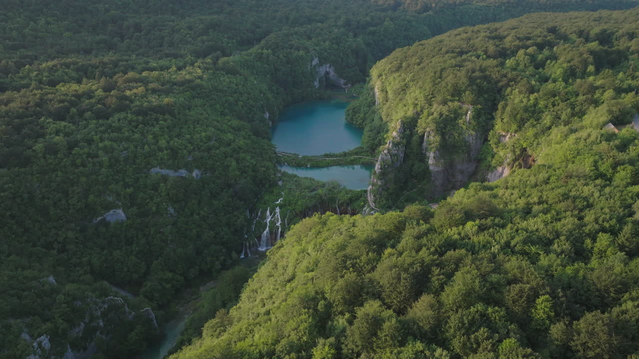 toma aérea del parque nacional del lago plitvice en croacia, europa-5
