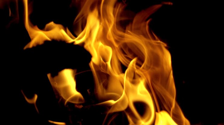 Fuoco che brucia. Fiamme di fuoco su sfondo nero. Movimento rallentato.