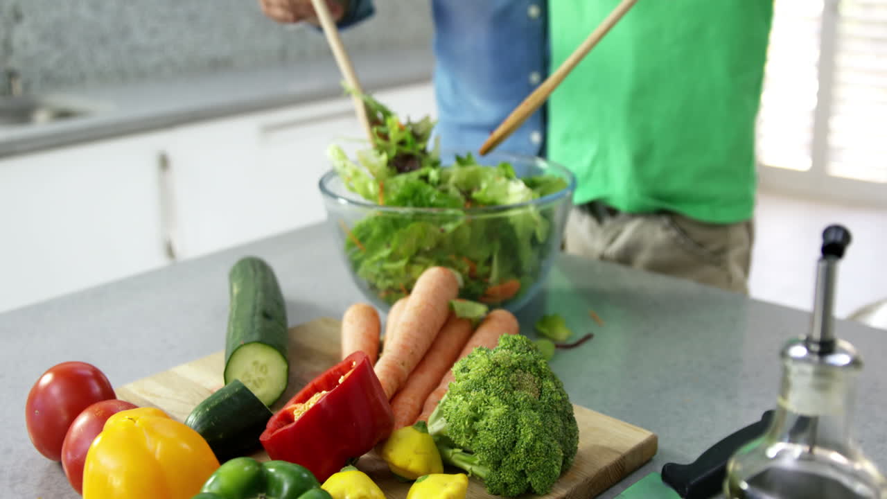 familia preparando verduras