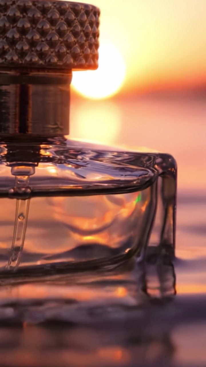 L'Essenza della Serenità: Un Primo Piano di una Bottiglia di Profumo Splendidamente Realizzata su uno Sfondo di Tramonto Mozzafiato Che Cattura la Bellezza Tranquilla della Natura