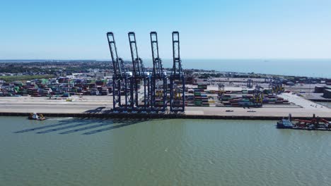 Un-Alto-ángulo-De-Visualización-De-La-Terminal-Marítima-De-Harwich-Con-Colosales-Grúas-De-Carga-En-El-Embarcadero-Abandonado