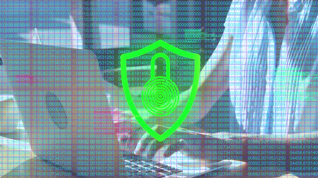 animación de candado en escudo sobre números contra mujer caucásica usando computadora portátil en cafés