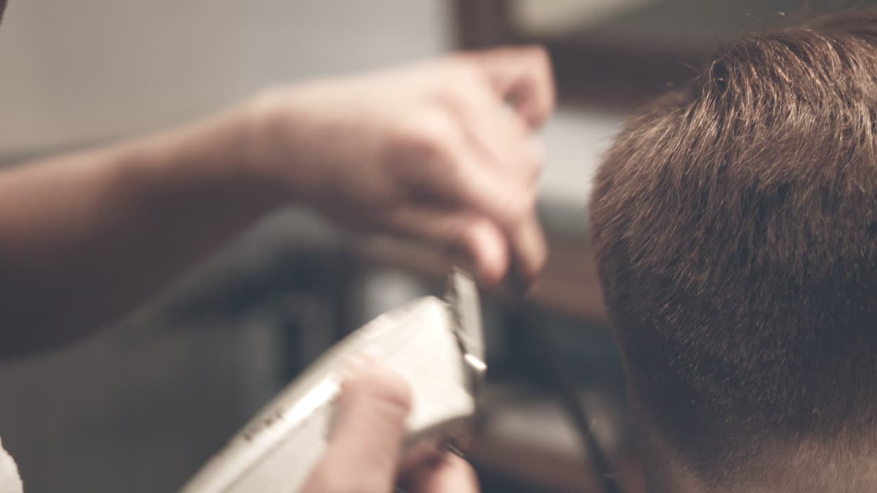 Parrucchiere uomo che taglia i capelli. Taglio di capelli maschile. Cura dei capelli per uomo. Taglio capelli.