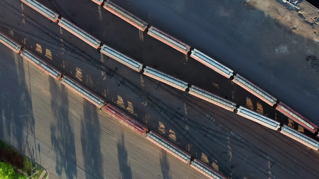 미네소타 주 루스 의 기차 트랙 에 있는 기차 차량 들 의 위상 - 드론 추적