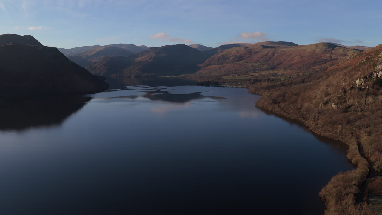 Luftoptagelser fra Ulswater i Lake District i omvendt bevægelse på en solskinsdag. Basic Grade - Prores 422