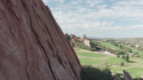 Arrowhead-Golf-Resort-In-Littleton-Colorado-Mit-Grünem-Gras,-Roten-Felsen-Und-Blauem-Himmel