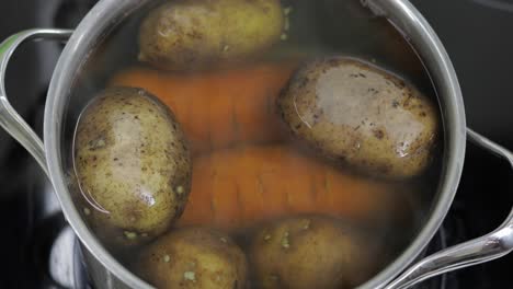 Cacerola-Hirviendo-Con-Verduras,-Patatas-Y-Zanahorias.-Cocinando-En-La-Cocina