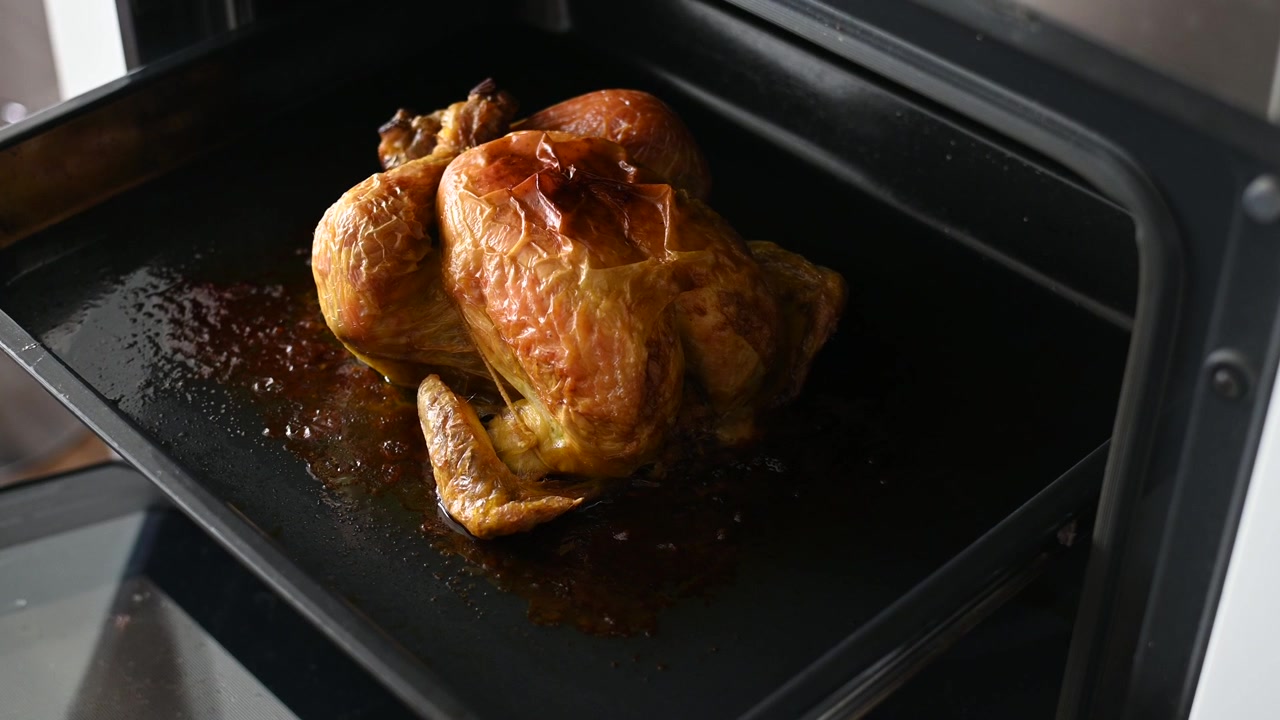 Tacchino arrosto nel forno con la telecamera che si avvicina