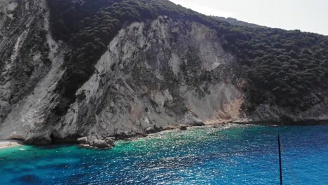 panorama del mar jónico a los pies de la montaña rocosa