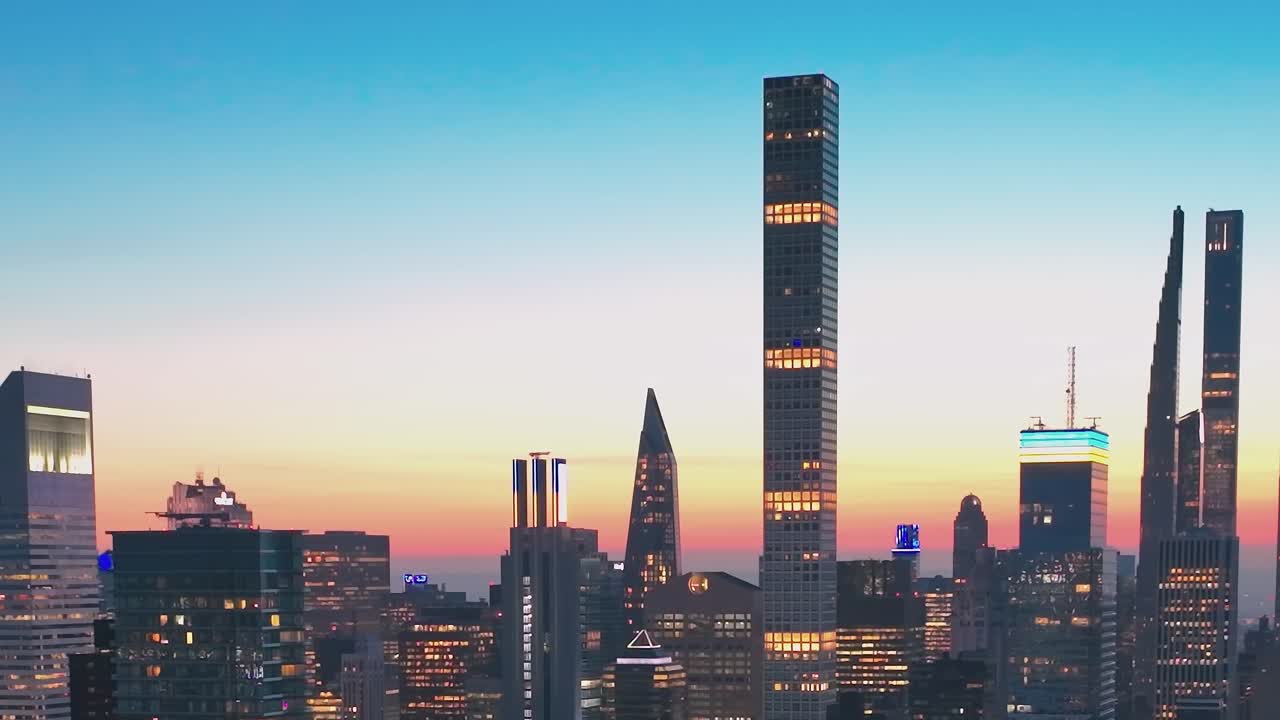 해가 지는 시내 스카이 라인