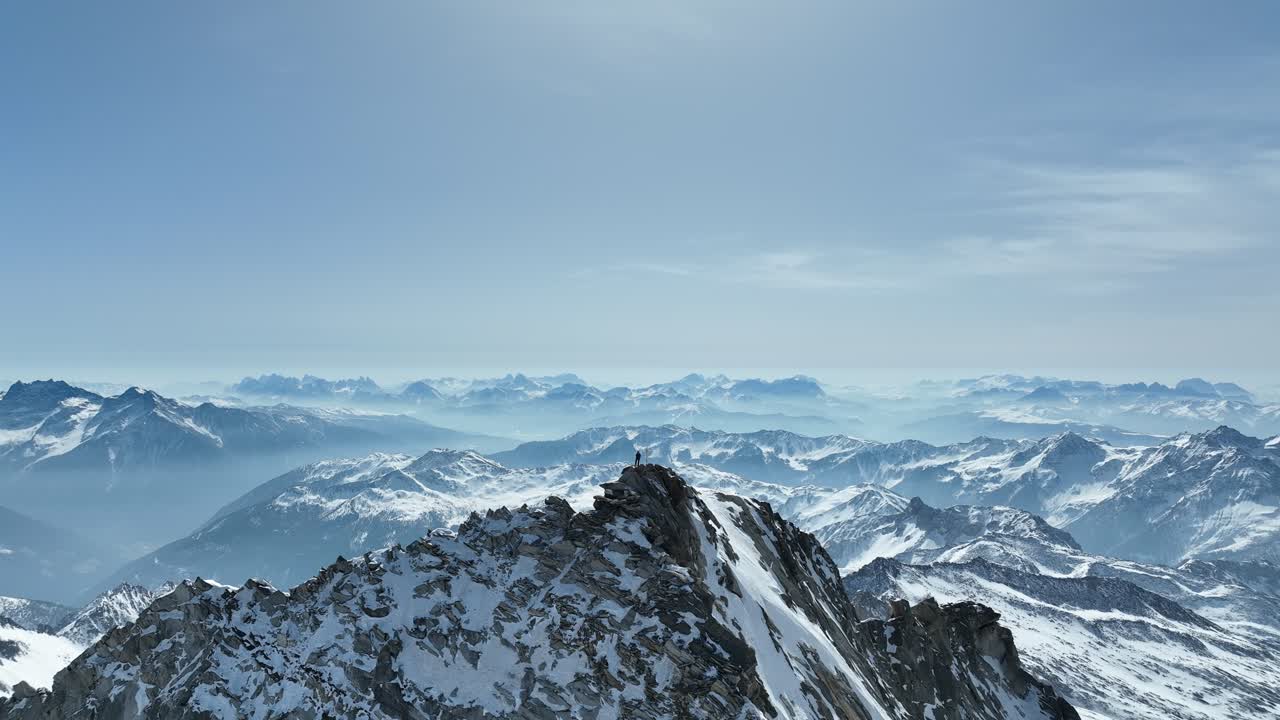 남쪽 티롤의 알프스에서 겨울에 바위 봉우리에 등반가
