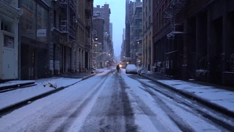 el hombre entra en el punto de fuga en la calle soho en una mañana nevada en manhattan, nueva york