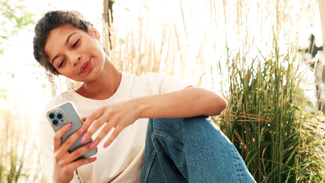mujer joven usando teléfono inteligente al aire libre
