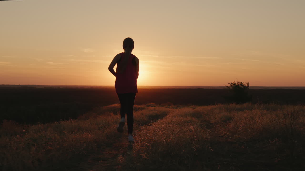 niño despreocupado corre hacia el sol