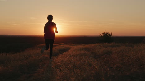 Niño-Despreocupado-Corre-Hacia-El-Sol