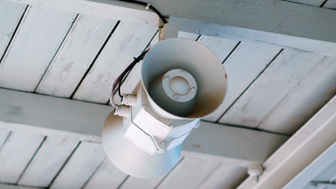 громкоговоритель на железнодорожной станции в 4k замедленном движении 60 кадров в секунду