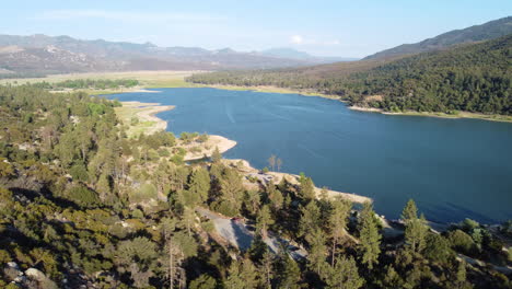 majestuoso paisaje y alrededores del lago hemet, vista aérea de drones