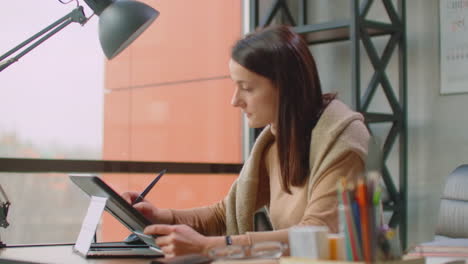 Female-graphic-designer-hand-using-interactive-Pen-display-digital-drawing-tablet-and-pen-on-a-computer.-At-the-office.-Working-of-graphics.