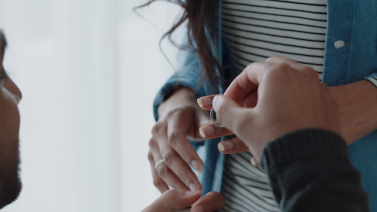 행복한 커플 결혼 제안 젊은 남자가 결혼 반지를 들고 여자친구에게 결혼 제안하고 놀라운 약혼을 즐기고 있습니다.