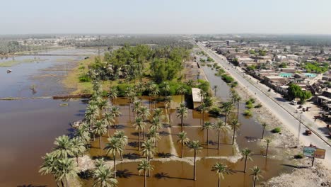 vista aérea de las tierras agrícolas rurales bajo el agua debido a las inundaciones en khairpur